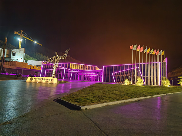 城市亮化是现代城市建设的重要组成部分，它不仅可以美化城市的夜景，还能提升城市的整体形象。随着科技的不断进步，城市亮化也得到了更多的关注和创新。本文将介绍一些关于城市亮化的创意和技术，帮助读者了解曲麻莱城市亮化的重要性以及如何进行曲麻莱城市亮化的规划和实施。